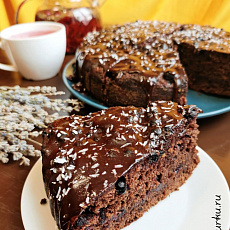 Пирог шоколадный с черной смородиной веган