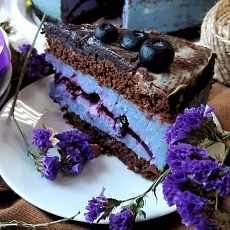 Шоколадный веган торт с голубикой целиком