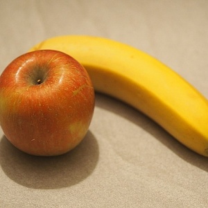 Дуэт осени: банан и яблоко