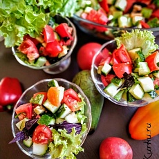 Салат с помидорами и огурцом